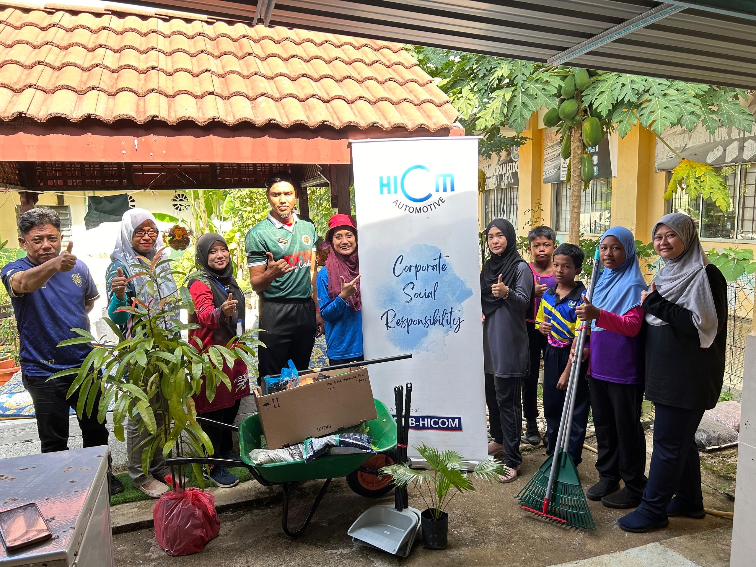 Program Sumbangan Peralatan Kebun Lestari SK Indera Shahbandar